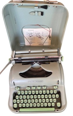 Auktion 362<br>Vintage Schreibmaschine in Koffer 