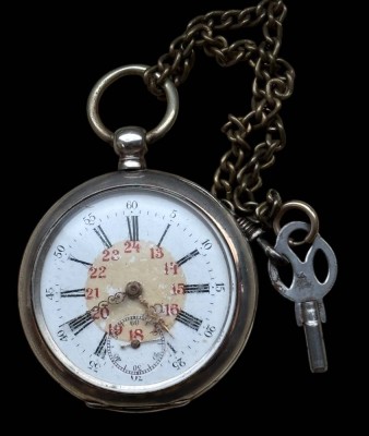 Auktion 363<br>mechan. HTU in Silbergehäuse-800- mit Schlüssel und Uhrenkette, Werk läuft [1]