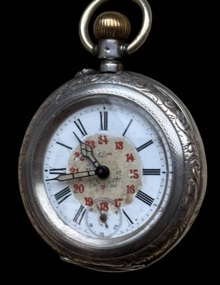 Auktion 363<br>mechan. HTU in Silbergehäuse-800- , römische und rote lateinische Zahlen, Werk läuft, Tragespuren, Namensgravur in Deckel, D-4,5 cm [1]