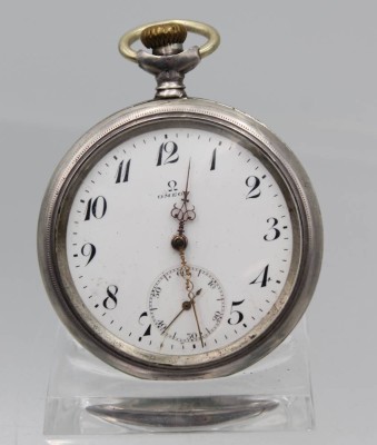 Auktion 363<br>Herrentaschenuhr, OMEGA, Silbergehäuse, Kronenaufzug, Werk steht, Deckel konnten wir nicht öffnen, D-5,3cm [1]