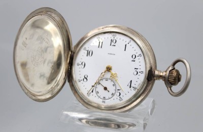 Auktion 363<br>Sprungdeckel-Taschenuhr, OMEGA, Kronenaufzug, Silbergehäuse, Werk läuft , D-5,2cm,  Glas fehlt [1]