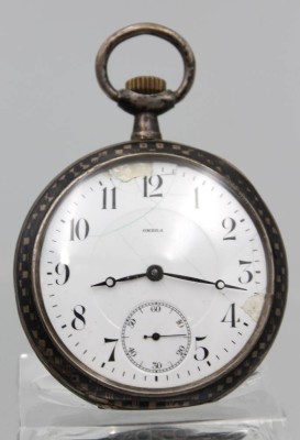 Auktion 363<br>Taschenuhr, OMEGA, wohl um 1900, Silbergehäuse, Niellotechnik, verso Ziermonogramm, Kronenaufzug, Werk läuft, Ziffernblatt beschädigt, D-ca. 5cm [1]