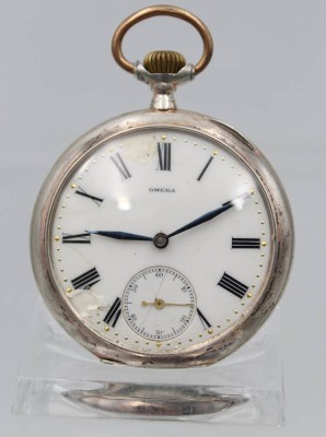 Auktion 363<br>Taschenuhr, OMEGA, Silbergehäuse, Kronenaufzug, Werk läuft, Ziffernblatt beschädigt, ca. D-5cm [1]