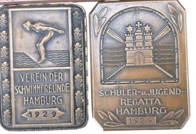 Auktion 363<br>2 kl. Bronze-Plaketten, Sportveranstaltungen in Hamburg 1929, je 4x3 cm [1]