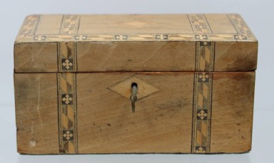 Auktion 363<br>schön intarsierter Holzkasten mit Schlüssel, 10x20,5x10 cm [1]