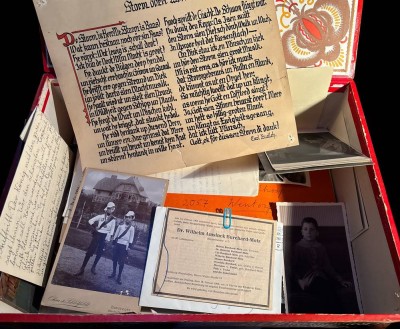 Auktion 363<br>gr. Holz-Lebkuchenkiste voller Papiere einer Hamburger Familie, zentrale Person ist eine Frau Ita Albers, wohnhaft in Haus Billhoop in Reinbeck/Wentorf (Villa steht heute noch, ist denkmalgeschützt) die Albers gründeten in Sibirien eine Kaufhauskette (Kunst&Albers) [1]