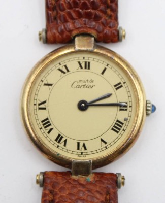 Auktion 363<br>Damen-Armbanduhr, Must de Cartier, 925er Silber vergoldet, Quarzwerk, Tragespuren, Werk nicht geprüft, D-2,4cm [1]