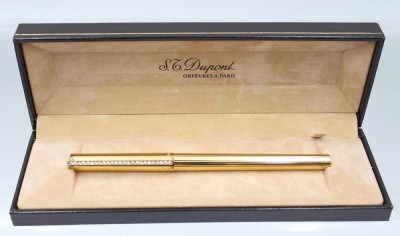 Auktion 363<br>schöner St.Dupont-Kugelschreiber, 925er Silber vergoldet, Nr. G2PN33, besetzt mit 25 kl. Brillanten, orig. Etui, ca. L-13,9cm [1]