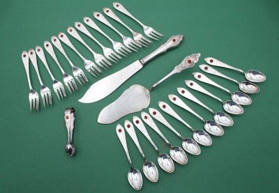 Auktion 363<br>Kaffeebesteck für 12 Personen, Robbe & Berking, 90er Auflage, 27tlg, Friesenmuster, je mit rotem Stein besetzt, Tortenmesser L-26,3cm [1]