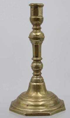Auktion 363<br>massiver Biedermeier-Messing-Leuchter, H-24 cm, D-13 cm [1]