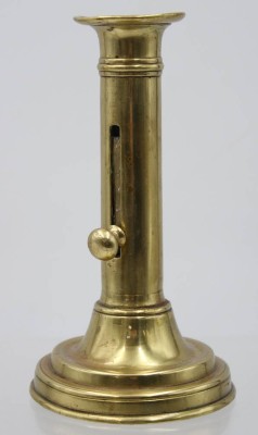 Auktion 363<br>kl. Biedermeier-Schiebeleuchter um 1850, Messing, H-16 cm, D-9 cm [1]