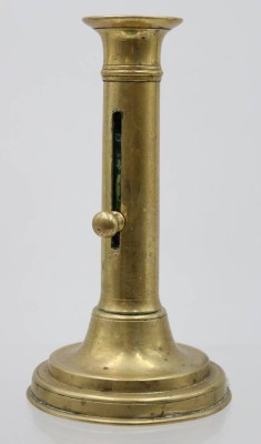 Auktion 363<br>Biedermeier-Schiebeleuchter um 1850, Messing, H-16,5 cm, D-9,5 cm [1]
