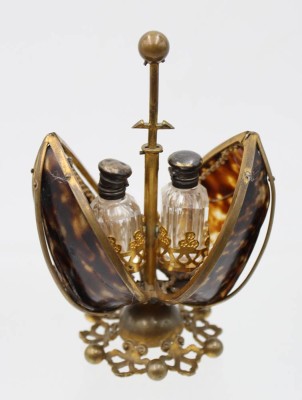 Auktion 363<br>kl. Menage mit klappbarer  Schildpatt--Hülle, diese beschädigt, 2 Mini-Flacons, Kristall  mit Silberdeckel, wohl Mitte 19.Jhd. [1]