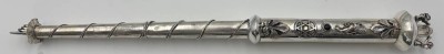 Auktion 363<br>gr.Thora Zeiger, Russisches Silber, Zolodniki und 1812 gestempelt, Stadtpunze und Meisterpunze,  L-48 cm, kl. Dellen etc., 123 gr. [1]