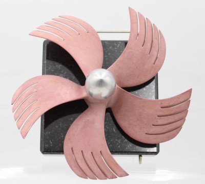 Auktion 363<br>Object d'Art, Propeller auf Marmorplatte, H-ca. 14 cm, D-ca. 27 cm [1]