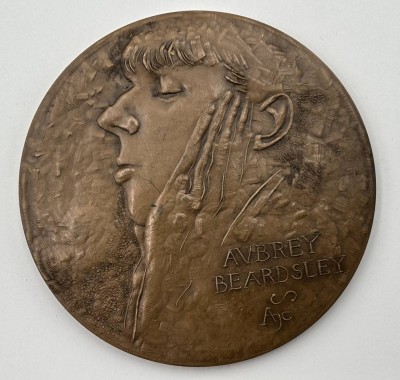 Auktion 363<br>gr. Bronze Medaille , Aubrey Beardsley signiert, 1970,  D-8 cm, 233 gr. [1]