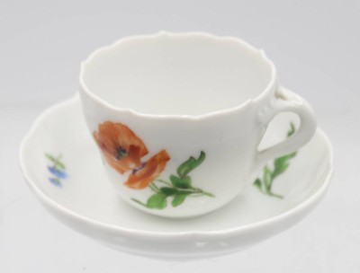 Auktion 363<br>Mokkatasse mit U.T., Meissen, Schwertermarke, Blumenbemalung, Untertasse mit min. Chip,, Tasse H-5cm [1]