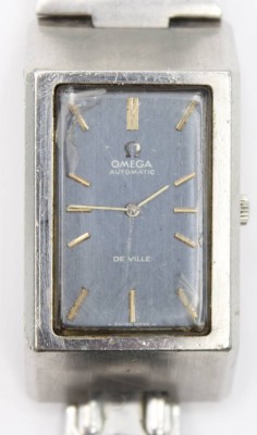Auktion 363<br>Vintage Armbanduhr, OMEGA Deville, Automatik, Werk läuft an, getragene Erhaltung, Glas beschädigt, Armband lose, ca. 5 x 2,7cm [1]