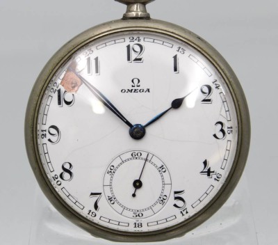 Auktion 363<br>Taschenuhr um 1900, OMEGA, Metallgehäuse, Kronenaufzug, Werk steht, Ziffernblatt beschädigt, D-48cm [1]
