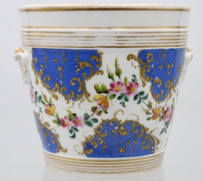 Auktion 363<br>Blumenübertopf um 1900, seitlich Muschelornamente als Handhaben, Goldstaffage, tw. berieben, H-17 cm, D-17,5 cm [1]