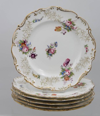 Auktion 363<br>6x Zierteller, Blumenmalerei und Goldstaffage um 1920, 2x 1x mit Chip, 1x Brandriss, D-22,5 cm [1]