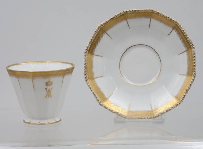 Auktion 363<br>2x Nymphenburg Kaffeetassen mit U.T., Gedenktassen Kaiserin Auguste Victoria, Goldstaffage, 1x Henkel geklebt, 1x Rand mit Chip [1]