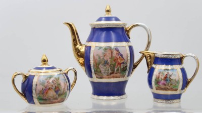 Auktion 363<br>grosse  Platte und Kaffeekern mit Parkszenen, Tschechoslowakei, Bienenkorbmarke, Platte 48x28 cm, Kanne H-19 cm. wohl ehemals ein Tete a Tete [1]