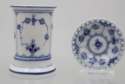 Auktion 363<br>2 Teile Royal Copenhagen, Muselmalet, 1x Vase (h-9 cm), 1x Schälchen, D-7,5 cm, diese Vollspitze, [1]