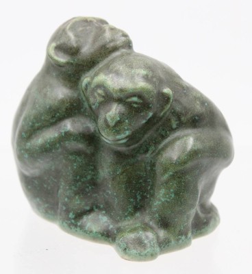 Auktion 363<br>Lauritz HJORTH (1834-1912, Danmark, Affenpaar, Keramik, 9x10 cm, signiert [1]