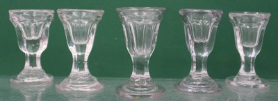 Auktion 363<br>5 Schnapsgläser auf Stand, sogen. Bauerntäuscher, H-8 cm [1]