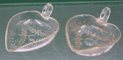 Auktion 363<br>2x kl. Anbietschälchen mit Goldbemalung, Handarbeit, tw. berieben, je L-ca. 11 cm [1]