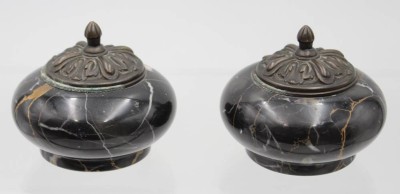 Auktion 363<br>2x Tintenfass-Halter, Marmor mit Bronzedeckel. Glas-Tintenhalter, H-8,5 cm, D-12 cm, je ca. 1 kg [1]