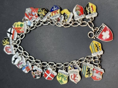 Auktion 363<br>Silber-Armkette mit 27 emaillierten Städtewappen, alles Silber-800-, 38,7 gr [1]