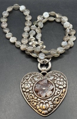 Auktion 363<br>Haslkette, Mondstein/Achat-Plättchen mit grossen Herz-Anhänger, Silber-800-, Kette ca. 56 cm, Anhänger ca. 6,5x5 cm, zus. ca. 60 gr [1]