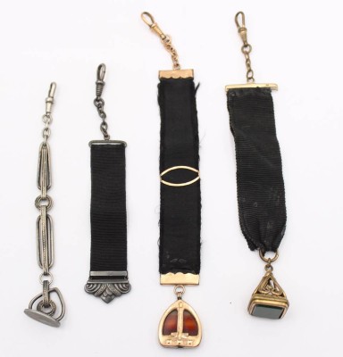 Auktion 363<br>4x div. Uhren-Chatelaines um 1900, 2x Silber u. 2x Doublé, längste L-19cm [1]