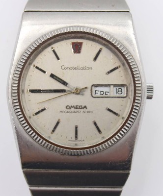 Auktion 363<br>Vintage-Armbanduhr, OMEGA Constellation Megaquarz 32Khz, Werk nicht geprüft, 4,3 x 3,8cm, Alters-u. Tragespuren, Schließe defekt [1]