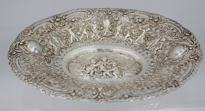Auktion 363<br>ovale Silberschale -800-, wohl Hanau, mittig spielende Putti, umlaufend Putti mit Trauben, H-4 cm, 25,5x21 cm, 270 gr. [1]
