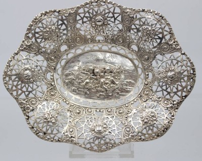 Auktion 363<br>kl. ovale Silberschale, mittig spielende Putti, S-800-, wohl Hanau, 111 gr., H-3 cm,  18x14 cm [1]