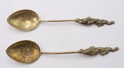 Auktion 363<br>2x japanische Teelöffel, Messing, div. Punzen Nagasaki beschriftet, L-14 cm, zus [1]