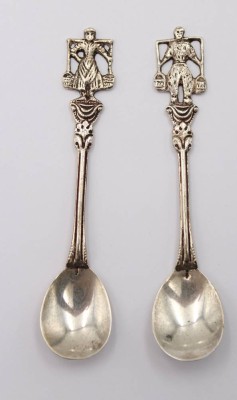 Auktion 363<br>2x kl. Hamburger  Gewürzlöffel mit Wasserträger-Paar, Silber geprüft, L-9 cm, zus.12 gr. [1]