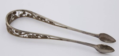 Auktion 363<br>Biedermeier-Zuckerzange, lötiges Silber, Meister- und Stadtpunze, L-ca. 16 cm, 32 gr [1]