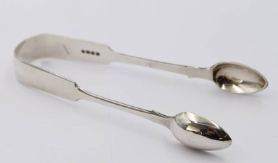Auktion 363<br>massive englische Silber Zuckerzange, 68 gr. Monogramm, div. Punzen, L-15 cm [1]