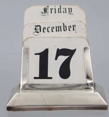 Auktion 363<br>Immerwährender Kalender mit Silberstand, England, Vollständigkeit nicht geprüft, B-8,5 cm, Stand gefüllt [1]