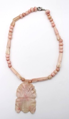 Auktion 363<br>rosa Jade-Collier, Metallschließe, ca. L-46cm, Anhänger L-7,5cm [1]