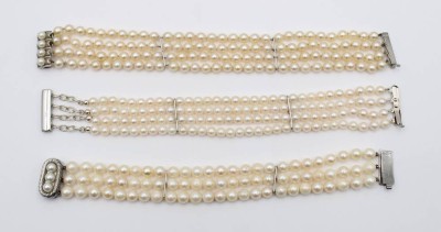 Auktion 363<br>3x div, mehrreihige Akoya-Perlenarmbänder, Silberschließen, Perlen ca. D-5,4>6,8mm, ca. L-19cm [1]