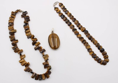 Auktion 363<br>3 Teile, Tigeraugen-Schmuck, gr. Anhänger sowie 2 div. Collierketten, Ketten ca. L-44cm Anh. L-6cm [1]