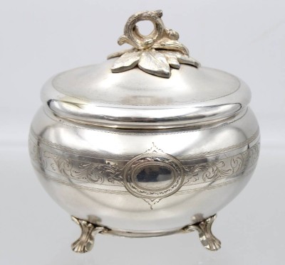 Auktion 363<br>schöne Zuckerdose um 1900, innen vergoldet, ungemarkt, versilbert, ca. H-12,3cm B-12cm [1]