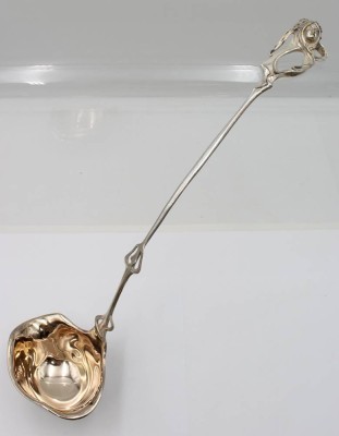 Auktion 363<br>schöne Jugendstil-Suppenkelle, figürl. Stiel, 1x Druckstelle, ca. L-40cm [1]