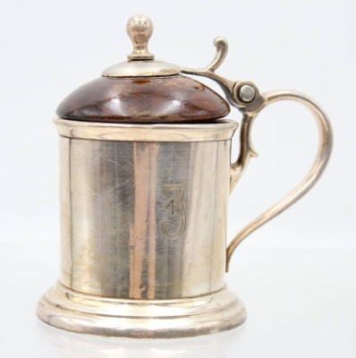 Auktion 363<br>Konfitürendose, WMF, versilbert, Holzdeckel, älter, Deckelscharnier leicht verbogen, Ziermonogramm, ca. H-8,8cm [1]