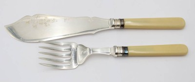 Auktion 363<br>Fischvorlegebesteck, EPNS, England, Griffe wohl Bakelit, ca. L-27,5cm [1]